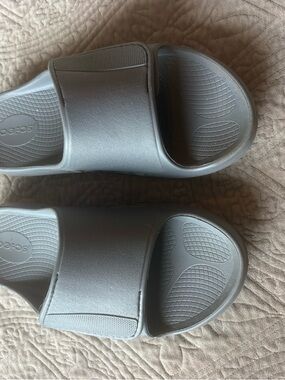 OOFOS Kids Gray Recovery Slide Sandals